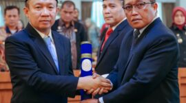 Sekdaprov Lampung, Marindo Kurniawan dan Kadiskominfotik, Ganjar Jationo. (foto: ist)