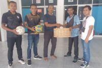 Ketua PKSI Lampung Utara, Pamula Putra saat menerima bantuan peralatan Cabor Korfball, Senin (07/07/2025). (foto: ist)