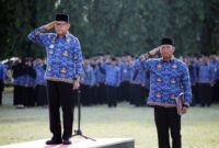 Asisten Administrasi Umum Pemprov Lampung, Sulpakar saat memimpin apel bulan di Lapangan Korpri, Kamis (17/07/2025). (foto: ist)