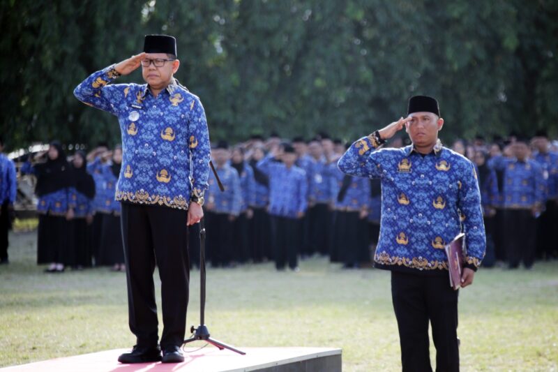 Asisten Administrasi Umum Pemprov Lampung, Sulpakar saat memimpin apel bulan di Lapangan Korpri, Kamis (17/07/2025). (foto: ist)