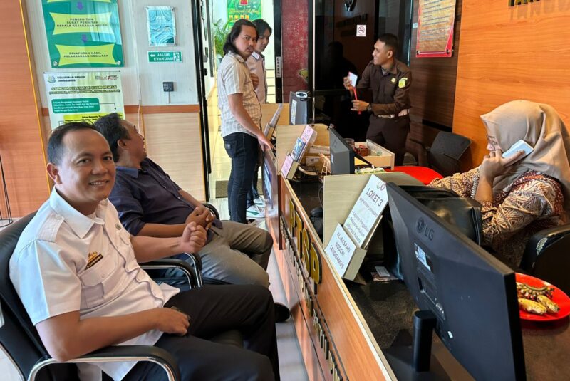 Mantan Camat Kotaagung Timur, M Ilham Nurmay saat di PTSP Kejari Tanggamus, Rabu (02/07/2025). (foto: ist)
