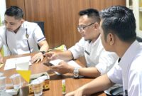 Kasi Datun Kejari Bandarlampung, Bambang Irawan saat memimpin mediasi pembayaran tunggakan PBB-P2, Kamis (03/07/2025). (foto: ist)