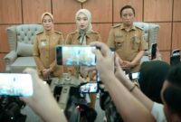 Wakil Gubernur Lampung, Jihan Nurlela 
didampingi Kadiskominfo, Ganjar Jationo, dan Kepala BKD Meiry Harika Sari saat konferensi pers, Selasa (08/07/2025). (foto: ist)