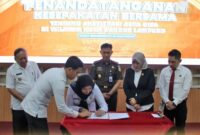 Kajati Lampung, Danang Suryo Wibowo saat menyaksikan penandatanganan MoU ACC antara Pemkot dan Kejari Bandarlampung, Rabu (09/07/2025). (foto: ist)