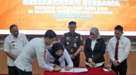 Kajati Lampung, Danang Suryo Wibowo saat menyaksikan penandatanganan MoU ACC antara Pemkot dan Kejari Bandarlampung, Rabu (09/07/2025). (foto: ist)