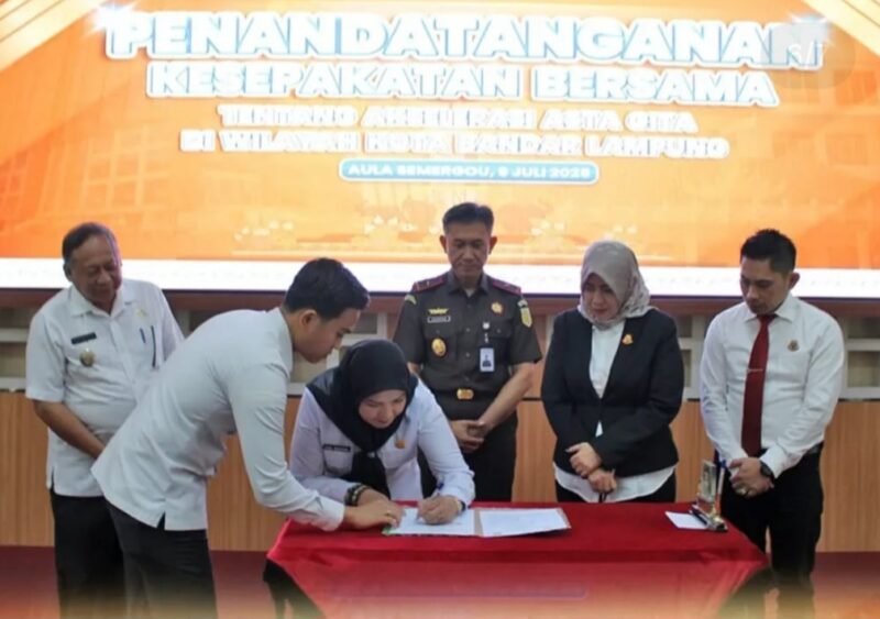 Kajati Lampung, Danang Suryo Wibowo saat menyaksikan penandatanganan MoU ACC antara Pemkot dan Kejari Bandarlampung, Rabu (09/07/2025). (foto: ist)
