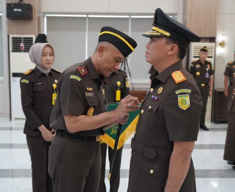 Kajati Lampung, Danang Suryo Wibowo saat melantik Wakajati, Transiswara Adhi, Senin (28/07/2025). (foto: dok/Penkum Kejati Lampung)