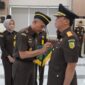 Kajati Lampung, Danang Suryo Wibowo saat melantik Wakajati, Transiswara Adhi, Senin (28/07/2025). (foto: dok/Penkum Kejati Lampung)