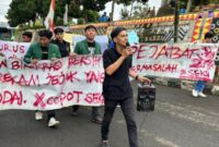 GPN Tanggamus melakukan aksi demo pemberhentian Suaidi dari jabatan Sekda. (foto: win)