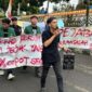 GPN Tanggamus melakukan aksi demo pemberhentian Suaidi dari jabatan Sekda. (foto: win)