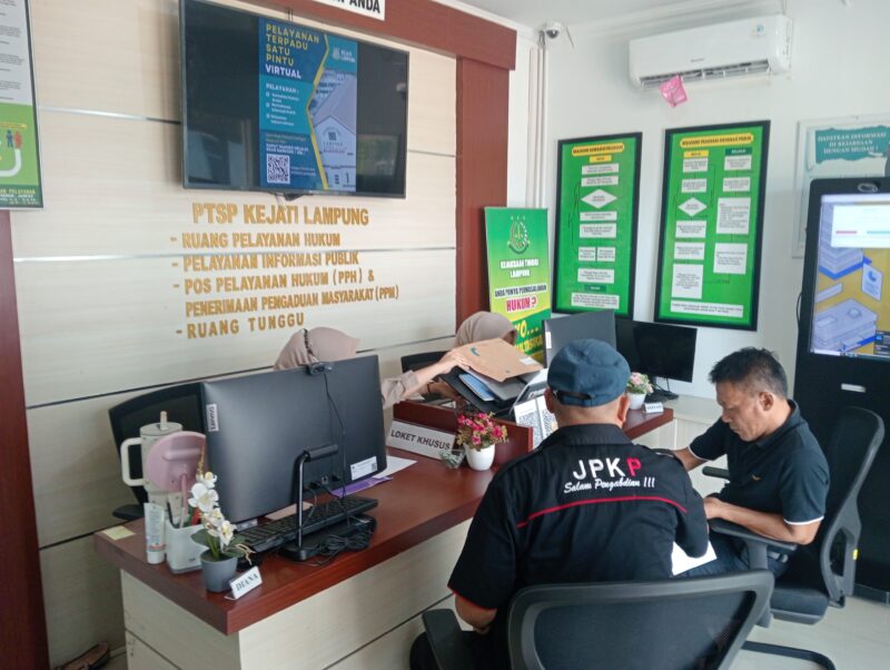 DPD JPKP Kabupaten Pesisir Barat, resmi laporkan BBWS-MS ke Kejati Lampung, Senin (22/09/2025). (foto: dok/inisial.id)