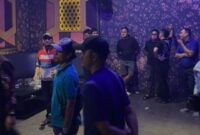 Petugas BNN Provinsi Lampung saat penggerebekan dugaan pesta narkoba di Hotel Hotel Grand Mercure Kota Bandarlampung. (foto: ist)