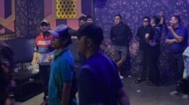 Petugas BNN Provinsi Lampung saat penggerebekan dugaan pesta narkoba di Hotel Hotel Grand Mercure Kota Bandarlampung. (foto: ist)