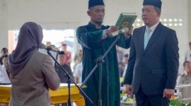 Bupati Elfianah saat melantik Budiman Jaya sebagai Sekda Kabupaten Mesuji, Rabu (03/09/2025). (foto: ist)