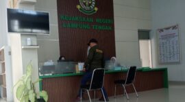Ketua Umum DPP Pematank, Suadi Romli SH di Kejari Lampung Tengah. (foto: Rio/dok.Inisial.id)