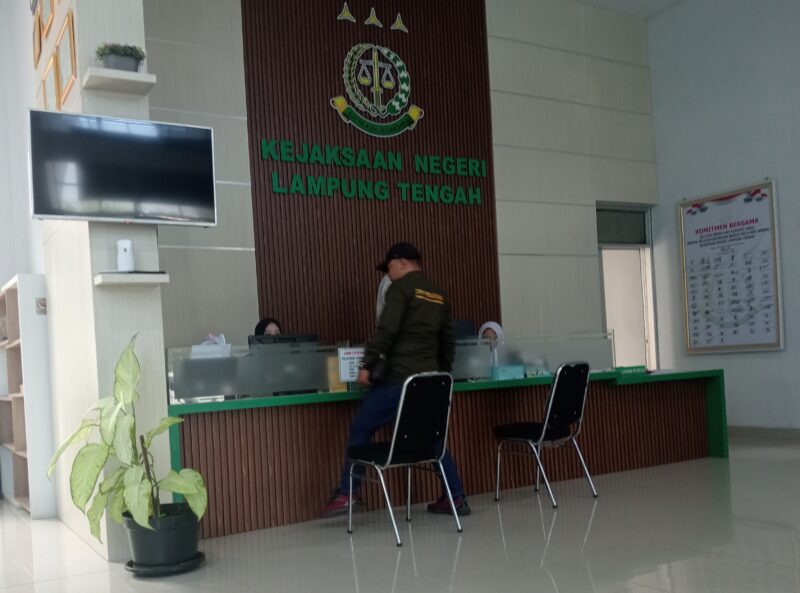 Ketua Umum DPP Pematank, Suadi Romli SH di Kejari Lampung Tengah. (foto: Rio/dok.Inisial.id)