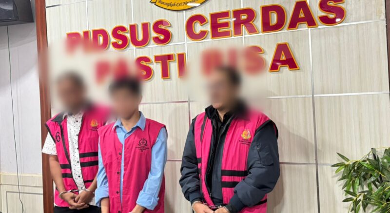 Tiga pejabat PT Lampung Energi Berjaya, tersangka kasus korupsi 
uang komisi migas Rp261 miliar. (foto: dok/Penkum Kejati Lampung)