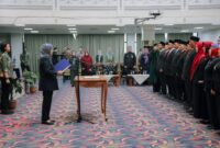 Inspektur Inspektorat Lampung, Bayana saat melantik pejabat Eselon III dan IV di Balai Keratun, Jumat (10/10/2025). (foto: ist)