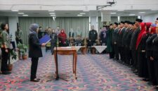 Inspektur Inspektorat Lampung, Bayana saat melantik pejabat Eselon III dan IV di Balai Keratun, Jumat (10/10/2025). (foto: ist)