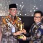 Gubernur Lampung, Rahmat Mirzani Djausal saat menerima piala Mandaya Awards 2025 dari Menko Pemberdayaan Masyarakat RI, A Muhaimin Iskandar. (foto: ist)