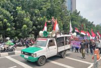 Puluhan massa Triga Lampung saat melakukan aksi unjuk rasa di Gedung KPK RI, Rabu (15/10/2025). (foto: Rio/dok.inisial.id)