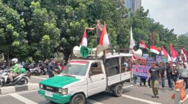 Puluhan massa Triga Lampung saat melakukan aksi unjuk rasa di Gedung KPK RI, Rabu (15/10/2025). (foto: Rio/dok.inisial.id)