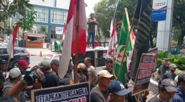 Ketua Umum DPP Pematank, Suadi Romli SH saat demo di depan kantor Kejagung, Rabu (15/10/2025). (foto: Rio/dok.inisial.id)