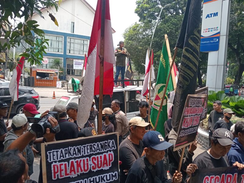 Ketua Umum DPP Pematank, Suadi Romli SH saat demo di depan kantor Kejagung, Rabu (15/10/2025). (foto: Rio/dok.inisial.id)