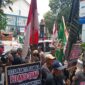 Ketua Umum DPP Pematank, Suadi Romli SH saat demo di depan kantor Kejagung, Rabu (15/10/2025). (foto: Rio/dok.inisial.id)