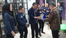 Ketua PWI Lampung, Wirahadikusumah didampingi Sekretaris PWI Andi S. Panjaitan saat menyerahkan cendera mata Kepala MPN Widodo Hastjaryo. (foto: budimansyah)