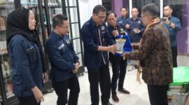 Ketua PWI Lampung, Wirahadikusumah didampingi Sekretaris PWI Andi S. Panjaitan saat menyerahkan cendera mata Kepala MPN Widodo Hastjaryo. (foto: budimansyah)