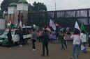 Massa aksi Triga Lampung saat melakukan demo di depan Gedung DPR RI Jakarta, Senin (13/10/2025). (foto: Rio/dok.inisial.id)