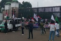 Massa aksi Triga Lampung saat melakukan demo di depan Gedung DPR RI Jakarta, Senin (13/10/2025). (foto: Rio/dok.inisial.id)