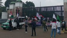 Massa aksi Triga Lampung saat melakukan demo di depan Gedung DPR RI Jakarta, Senin (13/10/2025). (foto: Rio/dok.inisial.id)