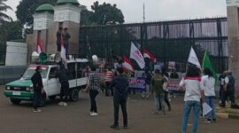 Massa aksi Triga Lampung saat melakukan demo di depan Gedung DPR RI Jakarta, Senin (13/10/2025). (foto: Rio/dok.inisial.id)