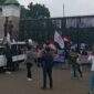 Massa aksi Triga Lampung saat melakukan demo di depan Gedung DPR RI Jakarta, Senin (13/10/2025). (foto: Rio/dok.inisial.id)