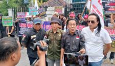Ketua Umum DPP Akar, Indra Mustain didampingi Koordinator Aliansi Keramat, Sudirman Dewa di depan kantor Kementerian ATR/BPN RI, Senin (13/0/10/2025). (foto: Doni/dok.inisial.id)