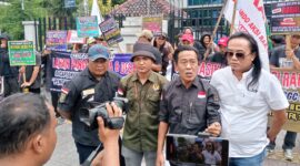 Ketua Umum DPP Akar, Indra Mustain didampingi Koordinator Aliansi Keramat, Sudirman Dewa di depan kantor Kementerian ATR/BPN RI, Senin (13/0/10/2025). (foto: Doni/dok.inisial.id)