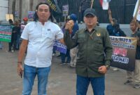 Koordinator LSM Aliansi Keramat, Sudirman Dewa bersama Ketua Umum DPP Pematank, Suadi Romli dan massa Triga Lampung saat aksi di Jakarta. (foto: ist)