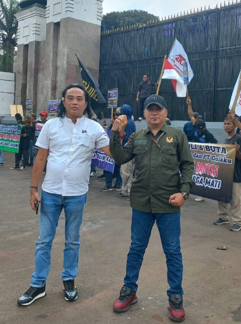 Koordinator LSM Aliansi Keramat, Sudirman Dewa bersama Ketua Umum DPP Pematank, Suadi Romli dan massa Triga Lampung saat aksi di Jakarta. (foto: ist)