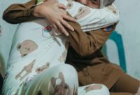 Wakil Gubernur Lampung, Jihan Nurlela saat dipeluk seorang wanita saat kunjungan di Kabupaten Mesuji. (foto: dok/adpim)