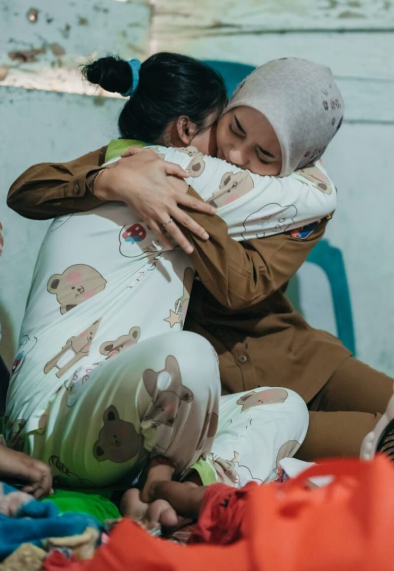 Wakil Gubernur Lampung, Jihan Nurlela saat dipeluk seorang wanita saat kunjungan di Kabupaten Mesuji. (foto: dok/adpim)