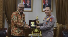 Ketua Umum PWI, Akhmad Munir
bersama Kapolri Listyo Sigit Prabowo. (foto: ist)