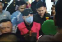 Mantan Bupati Pesawaran, Dendi Ramadhona saat akan dibawa ke mobil tahanan Kejati Lampung, Senin (27/10/2025) malam. (foto: dok)