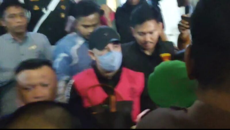 Mantan Bupati Pesawaran, Dendi Ramadhona saat akan dibawa ke mobil tahanan Kejati Lampung, Senin (27/10/2025) malam. (foto: dok)