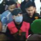 Mantan Bupati Pesawaran, Dendi Ramadhona saat akan dibawa ke mobil tahanan Kejati Lampung, Senin (27/10/2025) malam. (foto: dok)