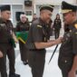 Kajati Lampung, Danang Suryo Wibowo saat melantik Suwandi sebagai Wakajati, Kamis (30/10/2025). (foto: dok/Penkum)
