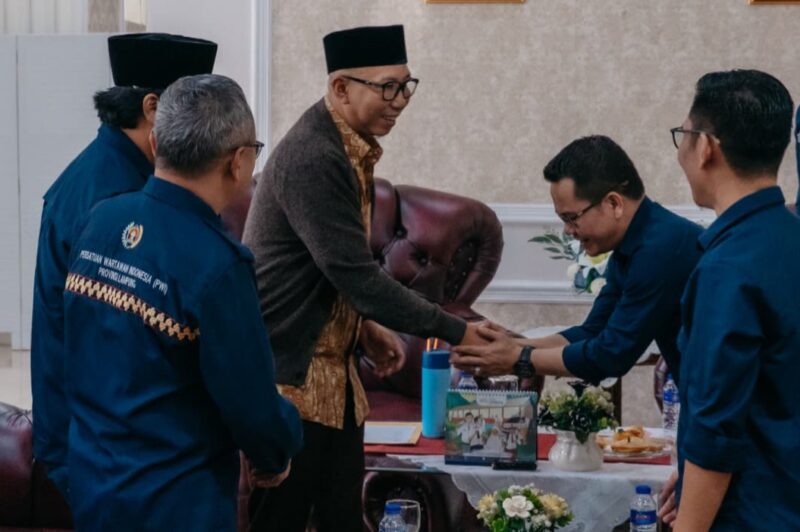 Gubernur Rahmat Mirzani Djausal saat menerima kunjungan Pengurus PWI Lampung, Jumat (07/11/2025). (foto: ist)
