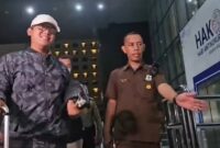 Bupati Lampung Tengah Ardito Wijaya dibawa petugas ke Gedung Merah Putih KPK, Rabu (10/12/2025) malam. (foto: ist)