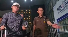 Bupati Lampung Tengah Ardito Wijaya dibawa petugas ke Gedung Merah Putih KPK, Rabu (10/12/2025) malam. (foto: ist)